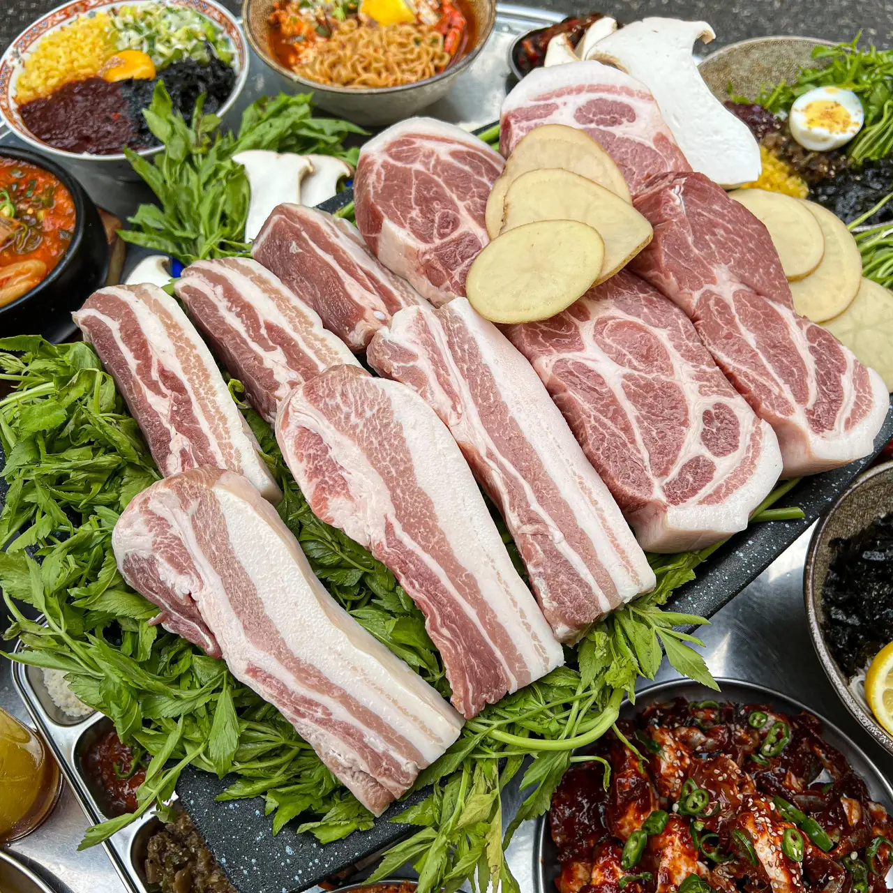 김숙성 홍대점 교차숙성 삼겹살·특목살 한 상 — 480-hour cross-aged pork belly and premium pork neck at Kim Sukseong Hongdae, a Korean BBQ Hongdae restaurant near Hongik Univ. Station, Seoul