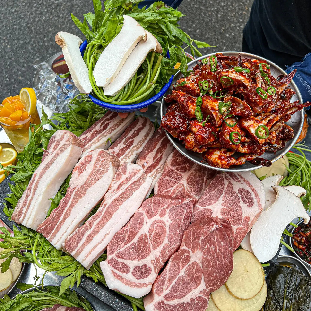 김숙성 홍대점 야장 테이블의 숙성육 한 상 — a full spread of cross-aged Korean BBQ on an open-air table at Kim Sukseong Hongdae, a Hongdae restaurant open until 2 AM